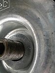Zwischen Unterlegscheibe und Teller ca. 1,5 mm Abstand